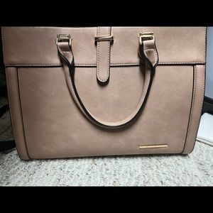 Beautiful handbag only used a month or so.